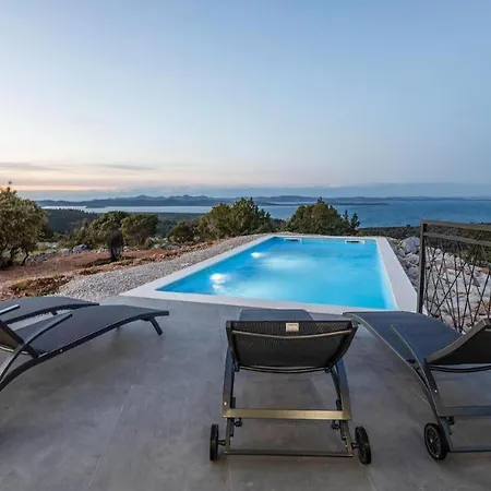 House With Pool Žman