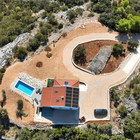 House With Pool Žman