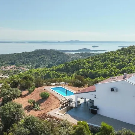 House With Pool *